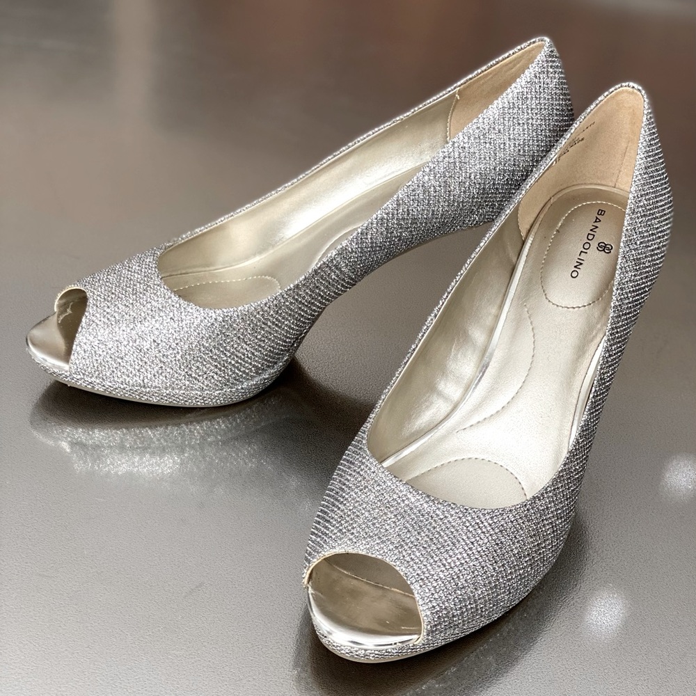 BANDOLINO Sparkly Pumps!
